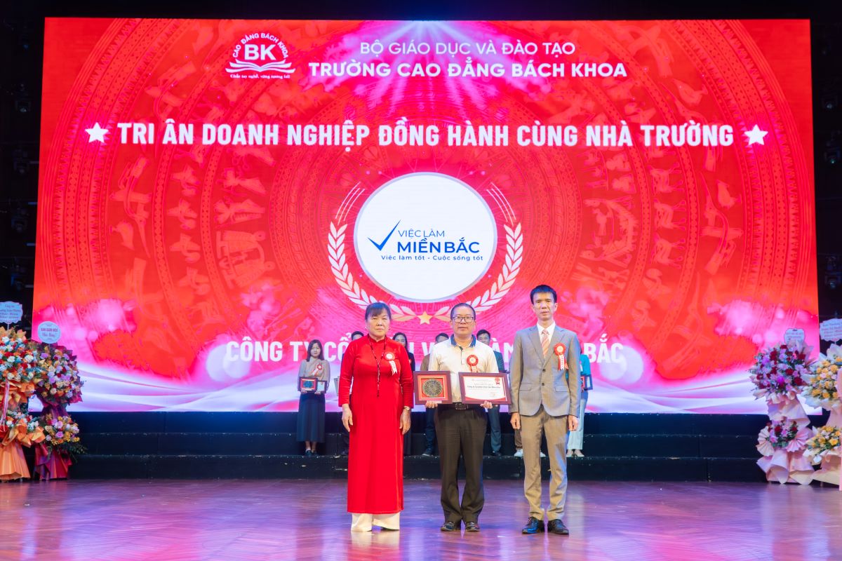 Trường Cao đẳng Bách Khoa trao kỷ niệm chương cho Công ty Cổ phần Việc làm Miền Bắc