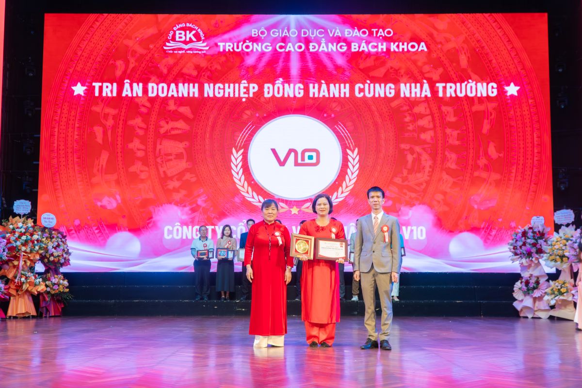 Trường Cao đẳng Bách Khoa trao kỷ niệm chương cho Công ty Cổ phần Viện nhân lực V10