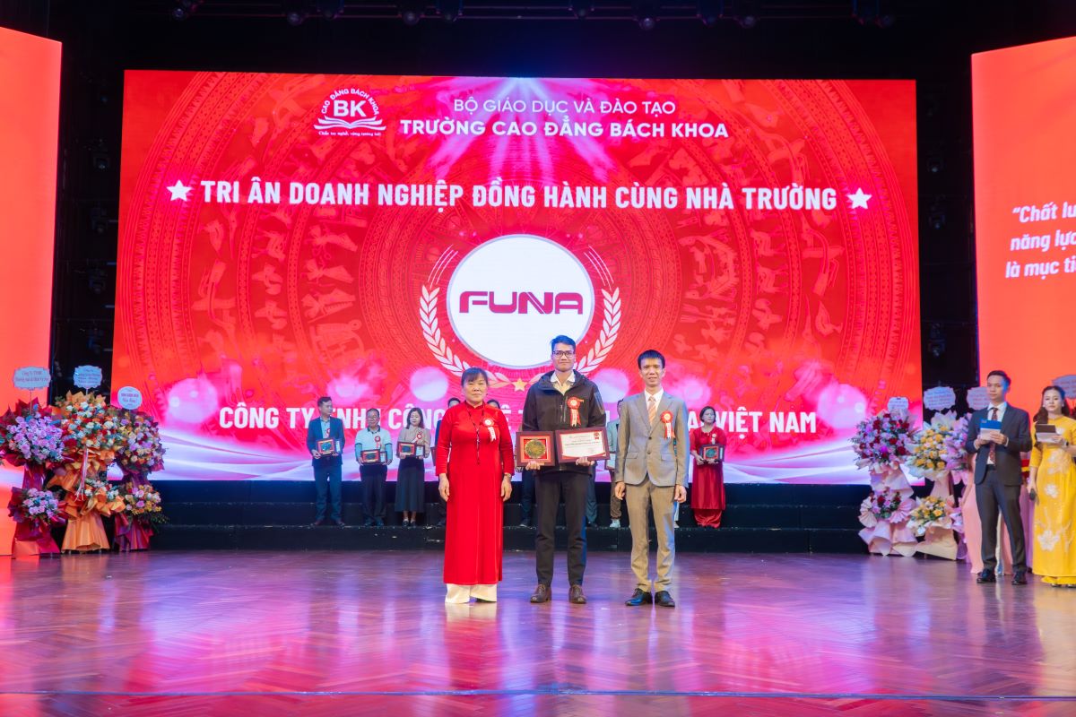 Trường Cao đẳng Bách Khoa trao kỷ niệm chương cho Công ty TNHH Công Nghệ Tô Châu Funa-AI Việt Nam