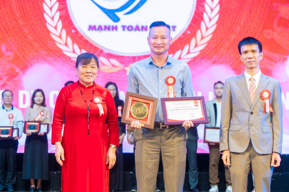 Trường Cao đẳng Bách Khoa trao kỷ niệm chương cho Công ty CP TM&DV Cung ứng nhân lực Mạnh Toàn Phát