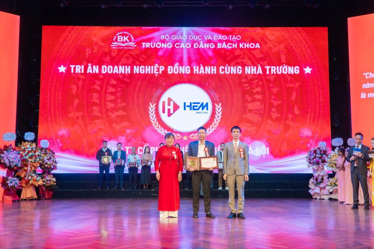 Trường Cao đẳng Bách Khoa trao kỷ niệm chương cho Công ty cổ phần chế tạo điện cơ Hà Nội