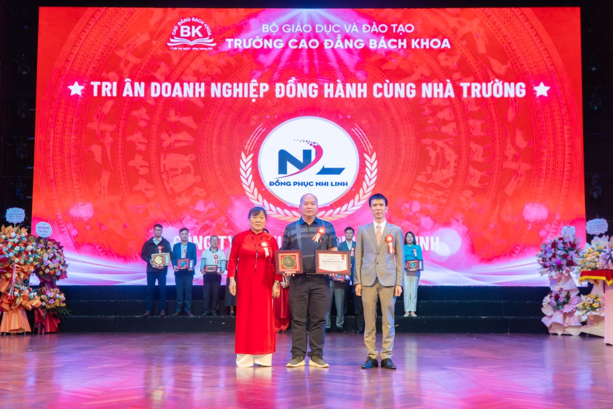 Trường Cao đẳng Bách Khoa trao kỷ niệm chương cho Công ty TNHH đồng phục Nhi Linh