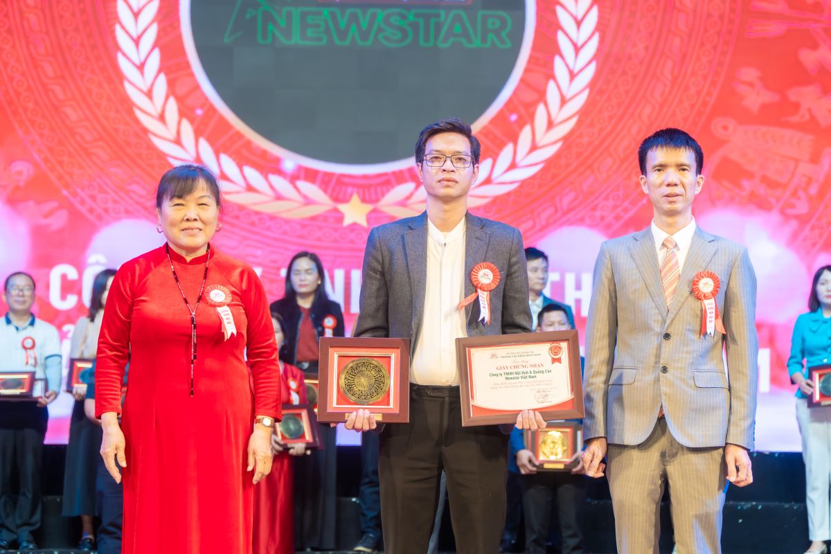 Trường Cao đẳng Bách Khoa trao kỷ niệm chương cho Công ty TNHH Nội thất & quảng cáo Newstar Việt Nam