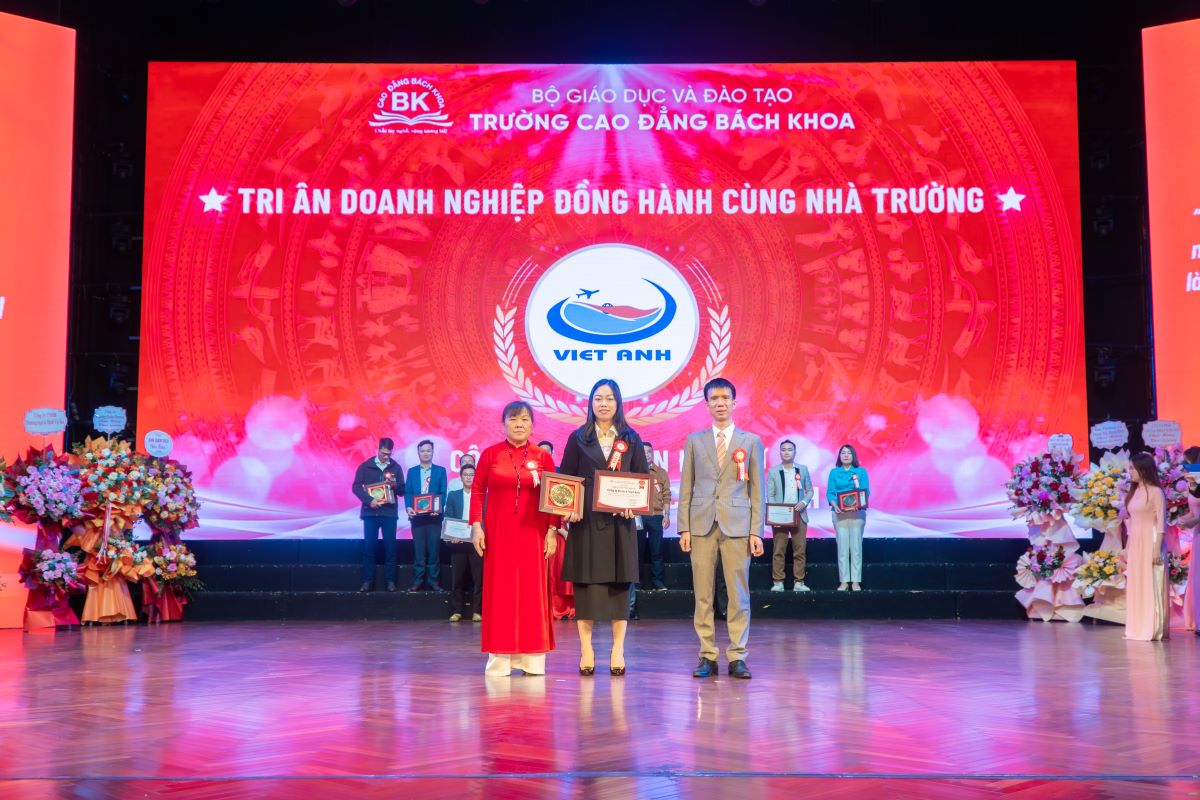 Trường Cao đẳng Bách Khoa trao kỷ niệm chương cho Công ty TNHH sản xuất & đầu tư thương mại Đức Thịnh 18 Công ty du lịch Việt Anh
