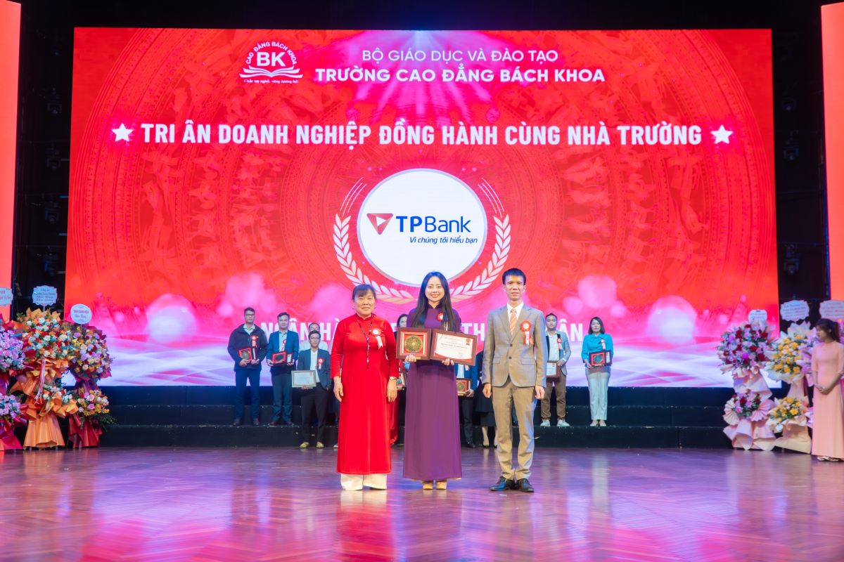 Trường Cao đẳng Bách Khoa trao kỷ niệm chương cho Công ty TNHH sản xuất & đầu tư thương mại Đức Thịnh 18 Ngân hàng TPBank Thanh Xuân MC Nam