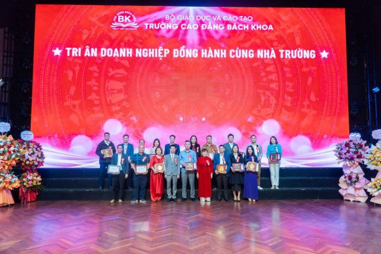 Đại diện Ban giám hiệu nhà trường chụp hình cùng các đối tác doanh nghiệp đồng hành