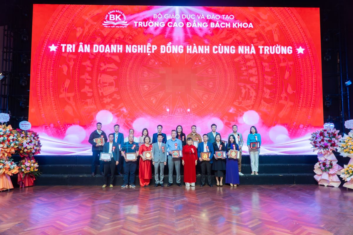 Trường Cao đẳng Bách Khoa cũng trao kỷ niệm chương tri ân đến các doanh nghiệp, đơn vị hợp tác đã đồng hành cùng nhà trường