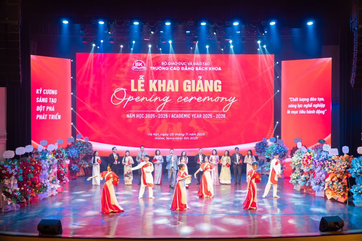 Tiết mục hát Bài ca người giáo viên nhân dân của tập thể giảng viên