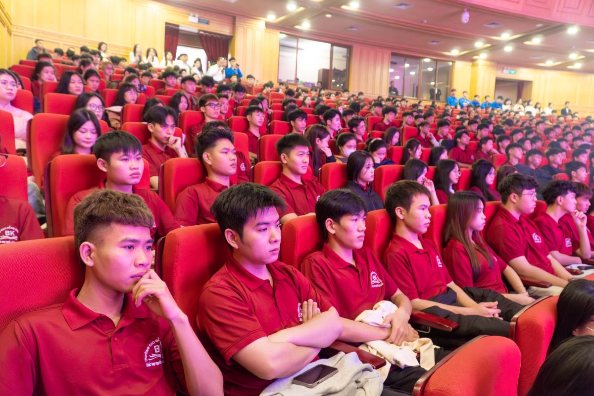 Tập thể sinh viên K17 Cao đẳng Bách Khoa