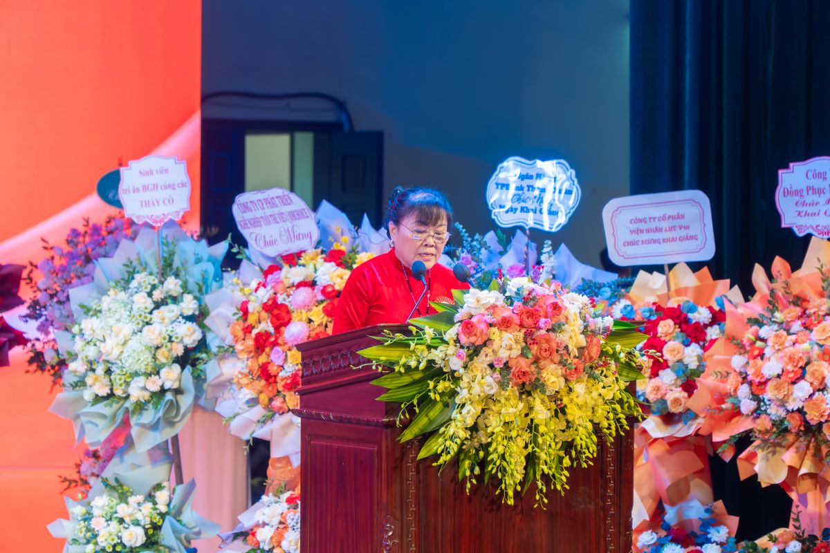 TS. Đinh Thị Dậu - Hiệu trưởng Trường Cao đẳng Bách Khoa đọc diễn văn khai giảng năm học mới 2025–2026