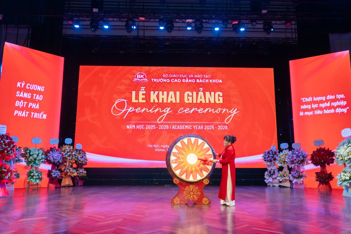 TS. Đinh Thị Dậu đánh trống khai trường