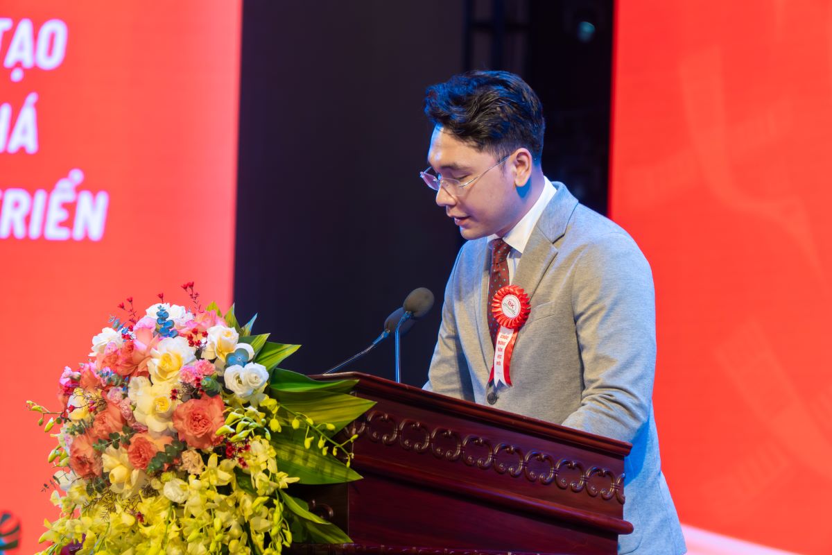 Thầy Nguyễn Văn Quý - Phó Trưởng phòng Hợp tác quốc tế - Đại diện CBGV Trường Cao đẳng Bách Khoa phát biểu