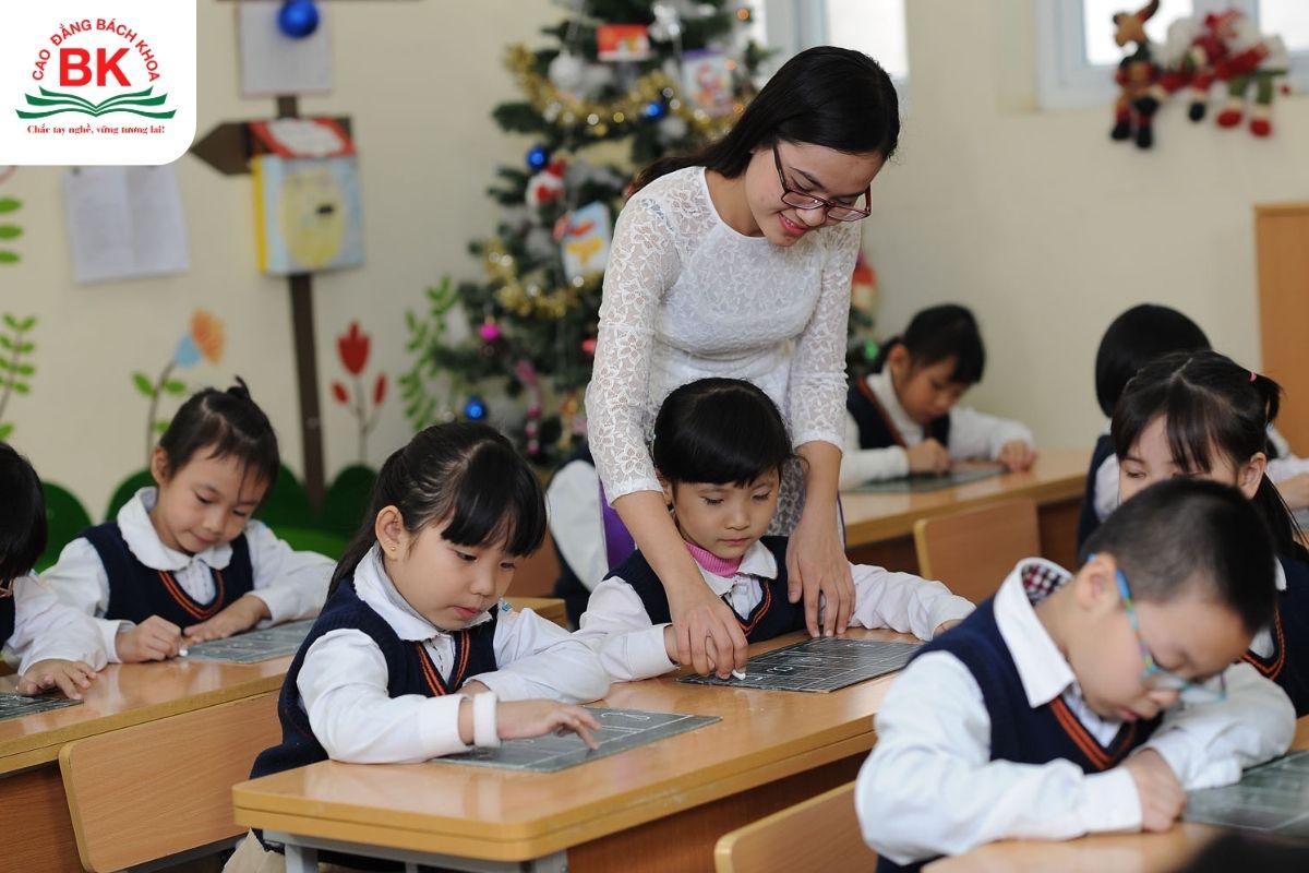 C04 gồm những môn nào? Cơ hội học trong lĩnh vực Khoa học Giáo dục và Đào tạo Giáo viên