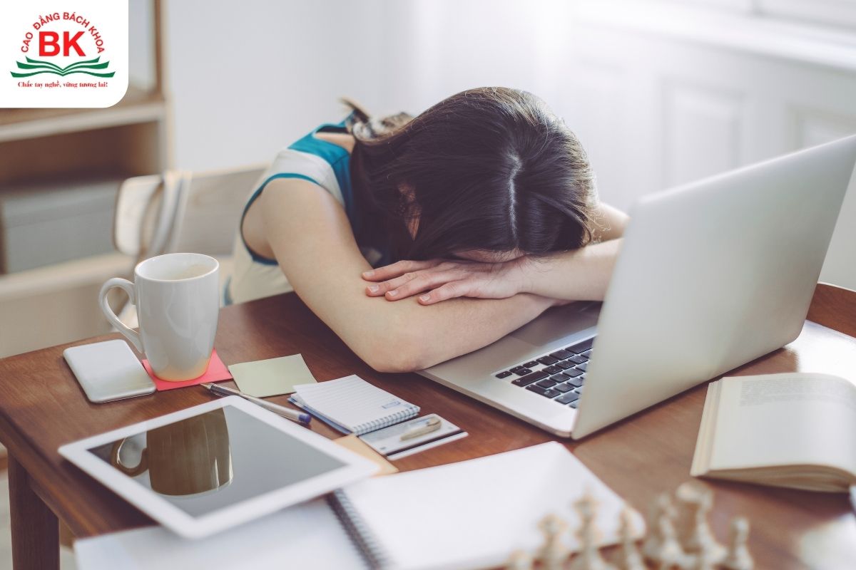 Lượng kiến thức lớn khiếm thí sinh dễ rơi vào quá tải kiến thức và chán nản Lượng kiến thức lớn khiếm thí sinh dễ rơi vào quá tải kiến thức và chán nản