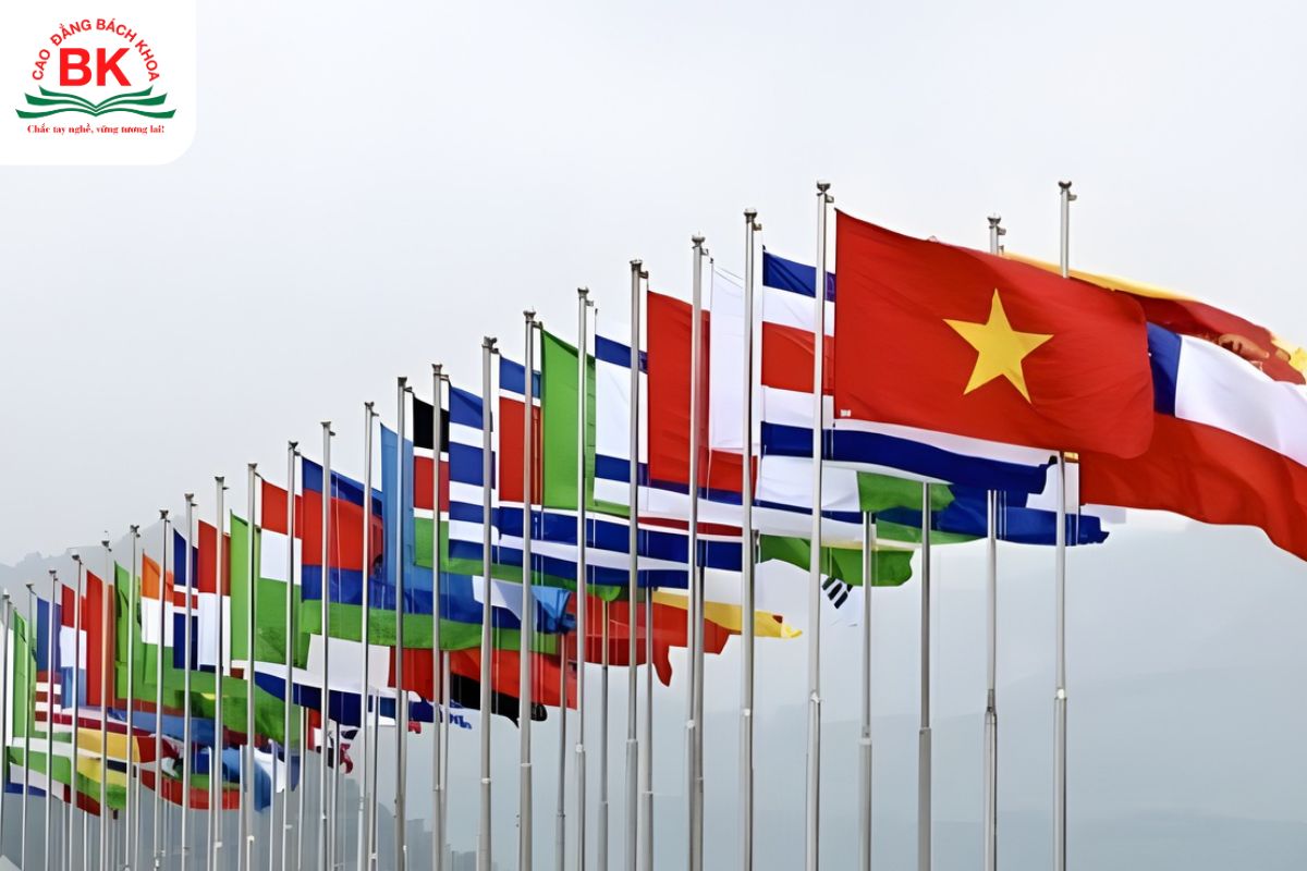 Ngành Quan hệ Quốc tế mang đến nhiều cơ hội và thách thức cho các bạn khối D05