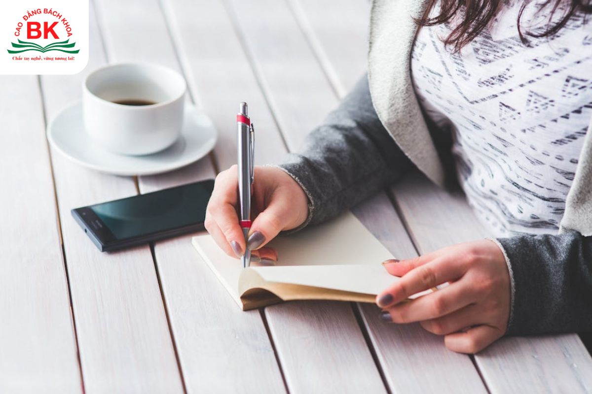 Bạn có thể luyện tập việc viết nhật ký mỗi ngày để hiểu hơn về bản thân