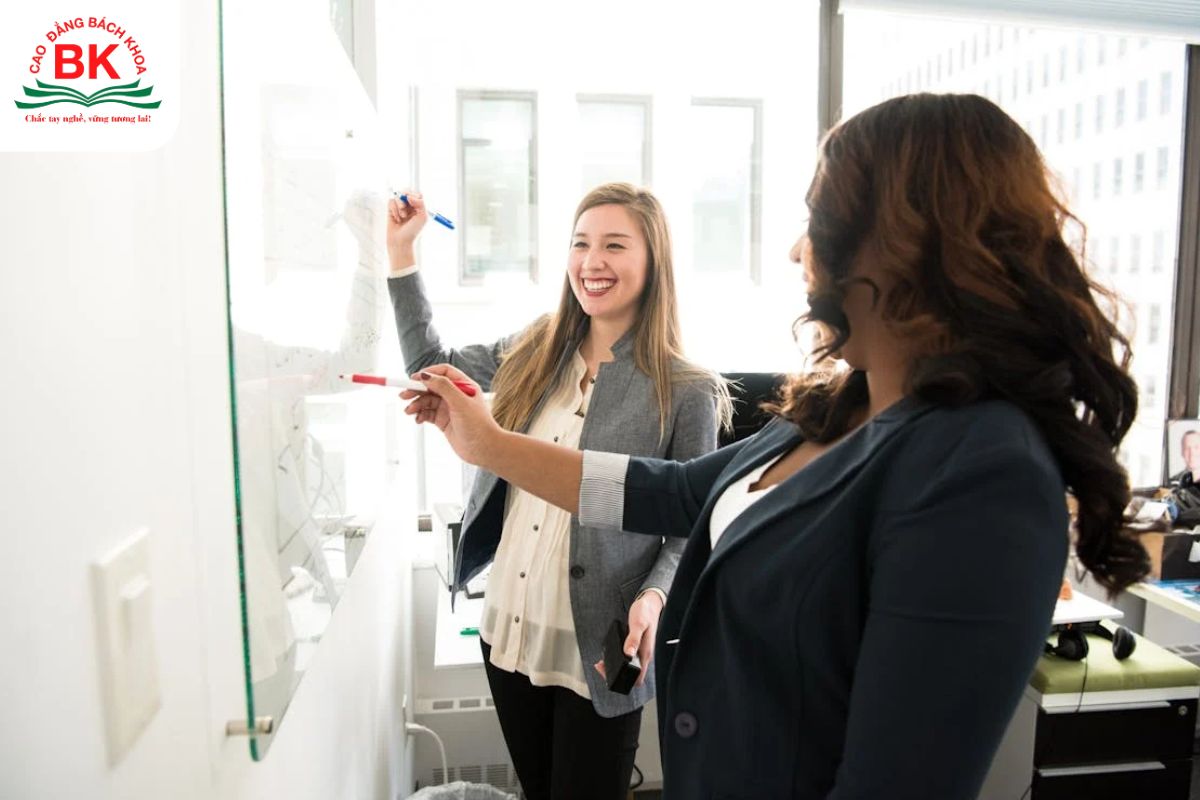 Người giúp đỡ là một nhân viên nhiệt tình Người giúp đỡ là một nhân viên nhiệt tình