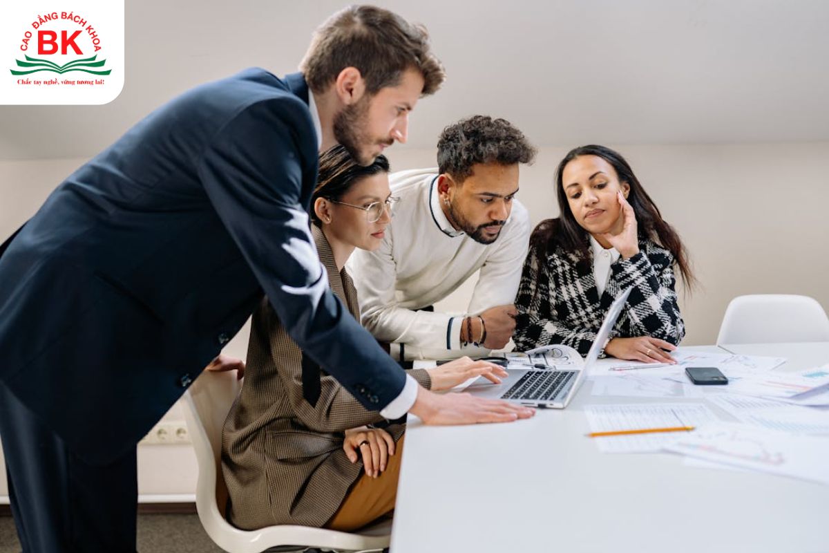 Người giúp đỡ là lãnh đạo thường rất quan tâm đến nhân viên của mình Người giúp đỡ là lãnh đạo thường rất quan tâm đến nhân viên của mình