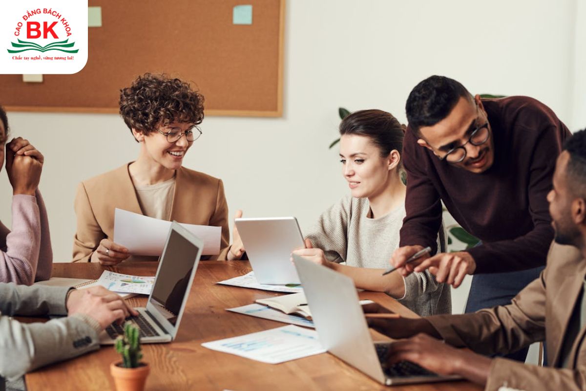 Nhóm giúp đỡ khi làm việc nhóm thường đóng vai trò là người cổ vũ, xây dựng tinh thần đồng đội Nhóm giúp đỡ khi làm việc nhóm thường đóng vai trò là người cổ vũ, xây dựng tinh thần đồng đội