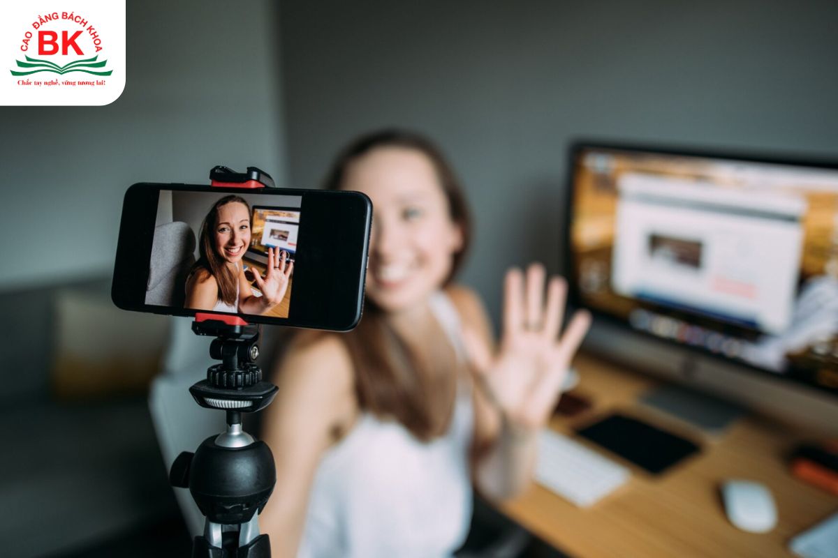 Nhóm 3W2 hợp nghề sáng tạo nội dung