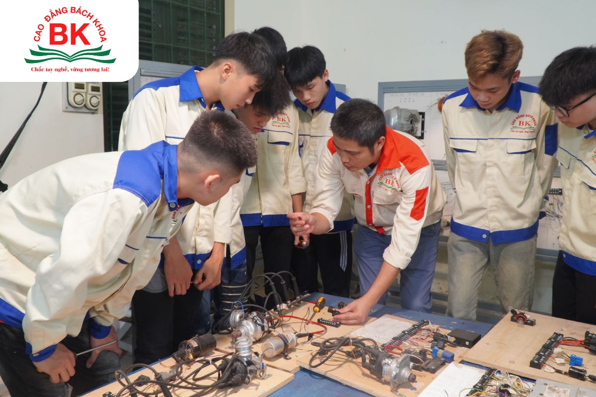 Sinh viên trường Cao đẳng Bách Khoa trong tiết học thực hành