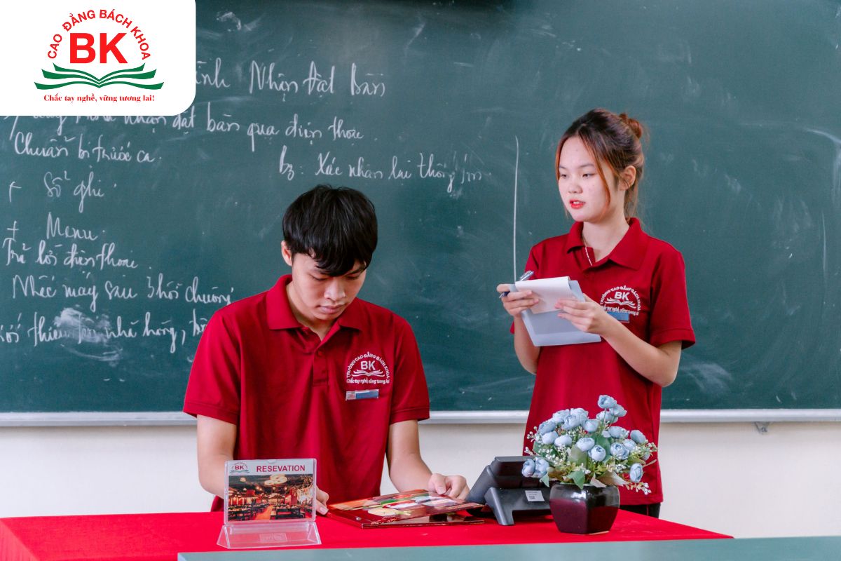 Sinh viên trường Cao đẳng Bách Khoa ngành quản trị khách sạn trong tiết học thực hành 