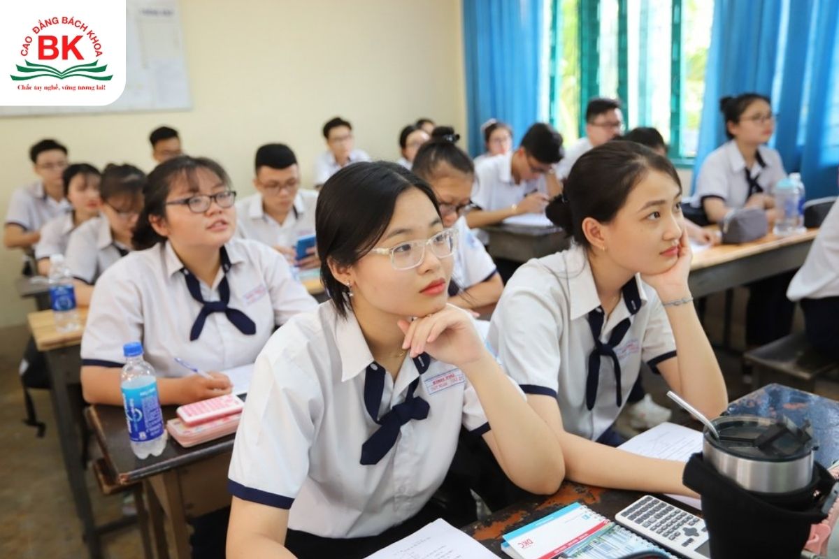 Chương trình A - Level được sử dụng cho mã xét tuyển 415 phù hợp với học sinh từ 16 - 19 tuổi