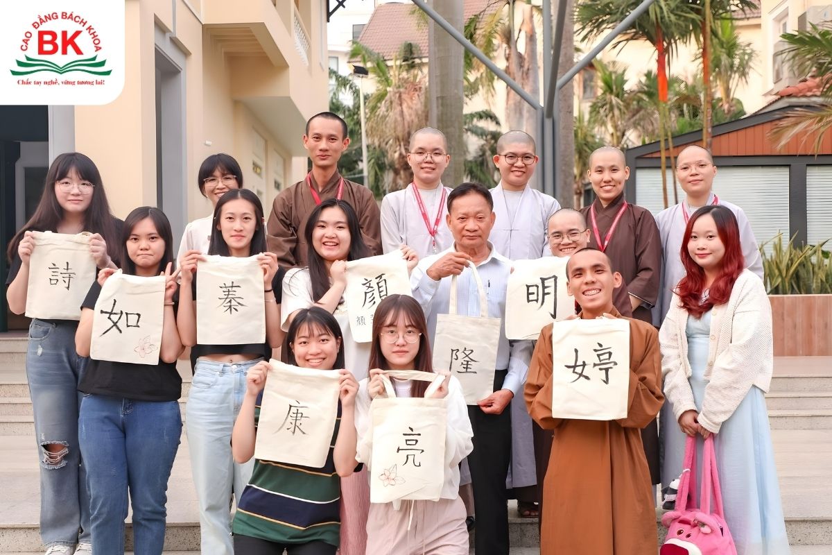 Khối Toán Văn Anh và cơ hội việc làm đa dạng ở lĩnh vực Nhân văn Khối Toán Văn Anh và cơ hội việc làm đa dạng ở lĩnh vực Nhân văn