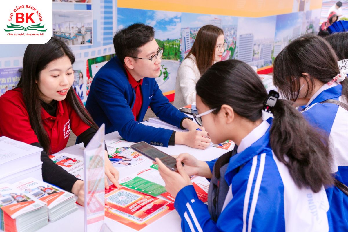 Ngày hội tuyển sinh, tư vấn hướng nghiệp trường Cao đẳng Bách Khoa