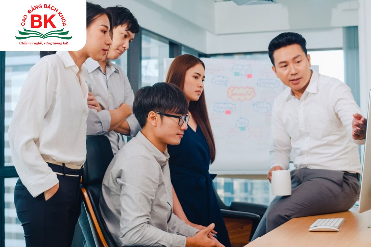 Chuyên gia tư vấn tâm lý giúp định hướng con đường đi cho người khác