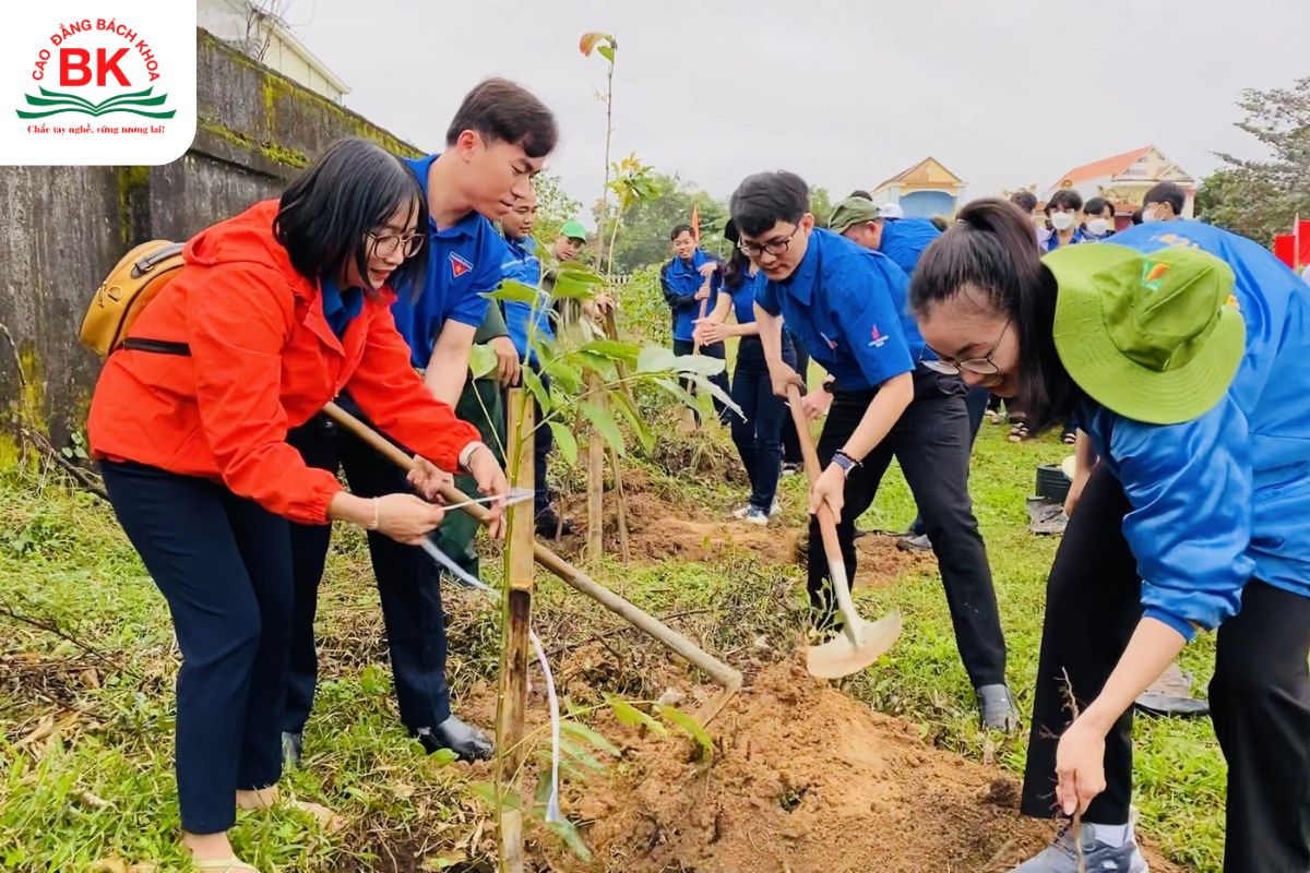 Sinh viên tình nguyện đang trồng cây để lan tỏa ý thức bảo vệ môi trường
