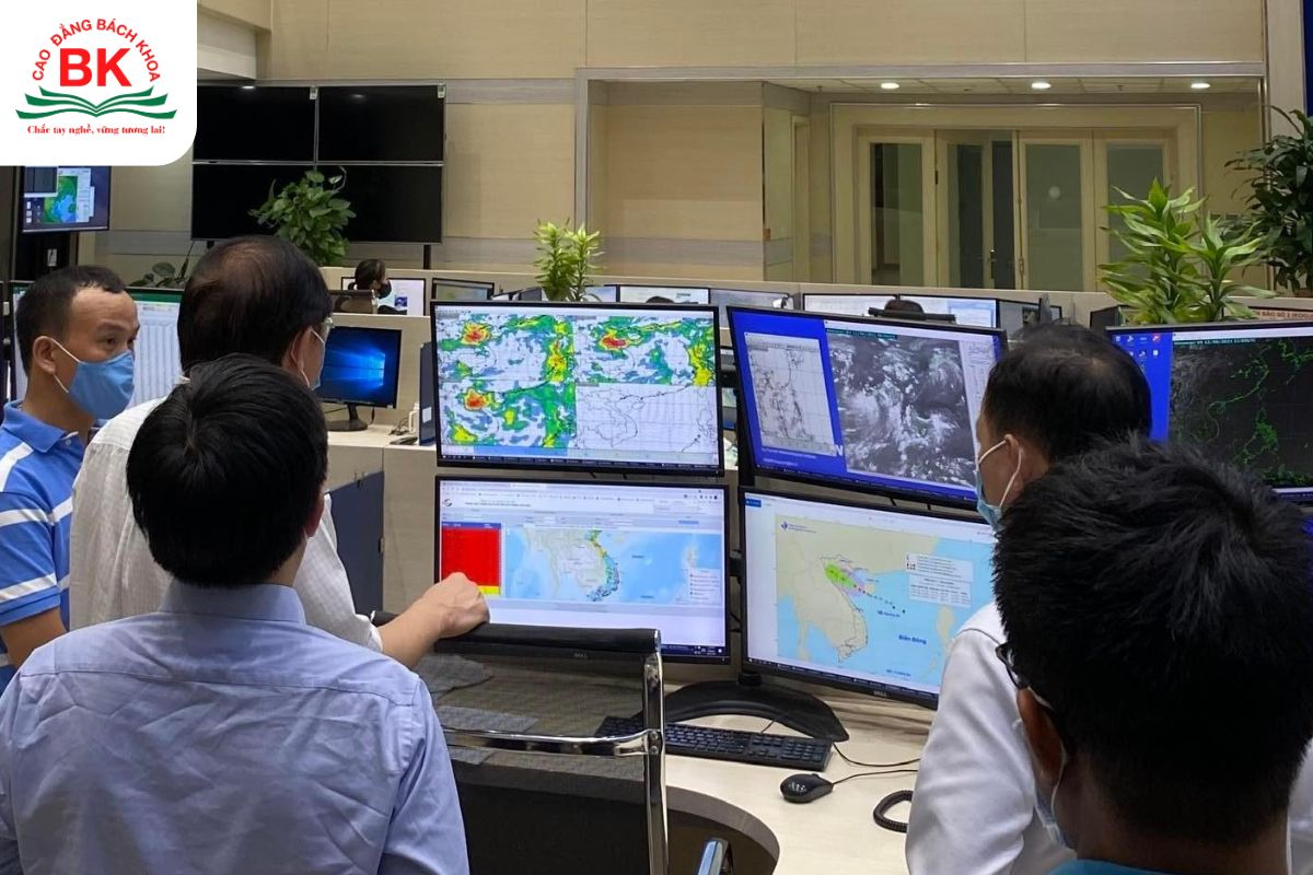 Khí tượng thuỷ văn là công việc giúp dự đoán và thông báo tình hình khí hậu, thời tiết