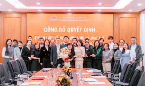 Các đại biểu và lãnh đạo Nhà trường cùng chụp ảnh lưu niệm