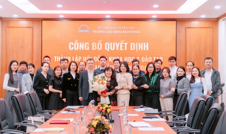 Các đại biểu và lãnh đạo Nhà trường cùng chụp ảnh lưu niệm