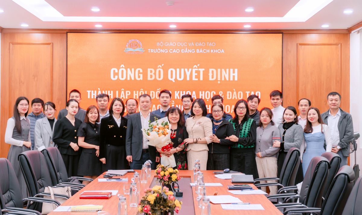 Các đại biểu và lãnh đạo Nhà trường cùng chụp ảnh lưu niệm