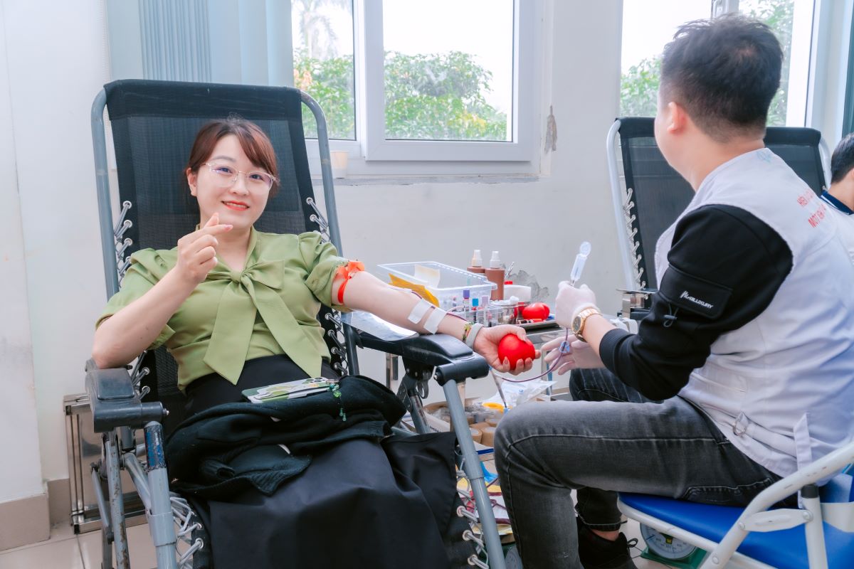 Thầy cô thuộc phòng Tuyển sinh trường Cao đẳng Bách Khoa tham gia ngày hội hiến máu Thầy cô thuộc phòng Tuyển sinh trường Cao đẳng Bách Khoa tham gia ngày hội hiến máu