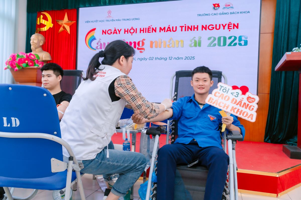 Sinh viên Cao đẳng Bách Khoa tham gia Ngày hội Hiến máu “Cầu vồng nhân ái” 2025 Sinh viên Cao đẳng Bách Khoa tham gia Ngày hội Hiến máu “Cầu vồng nhân ái” 2025