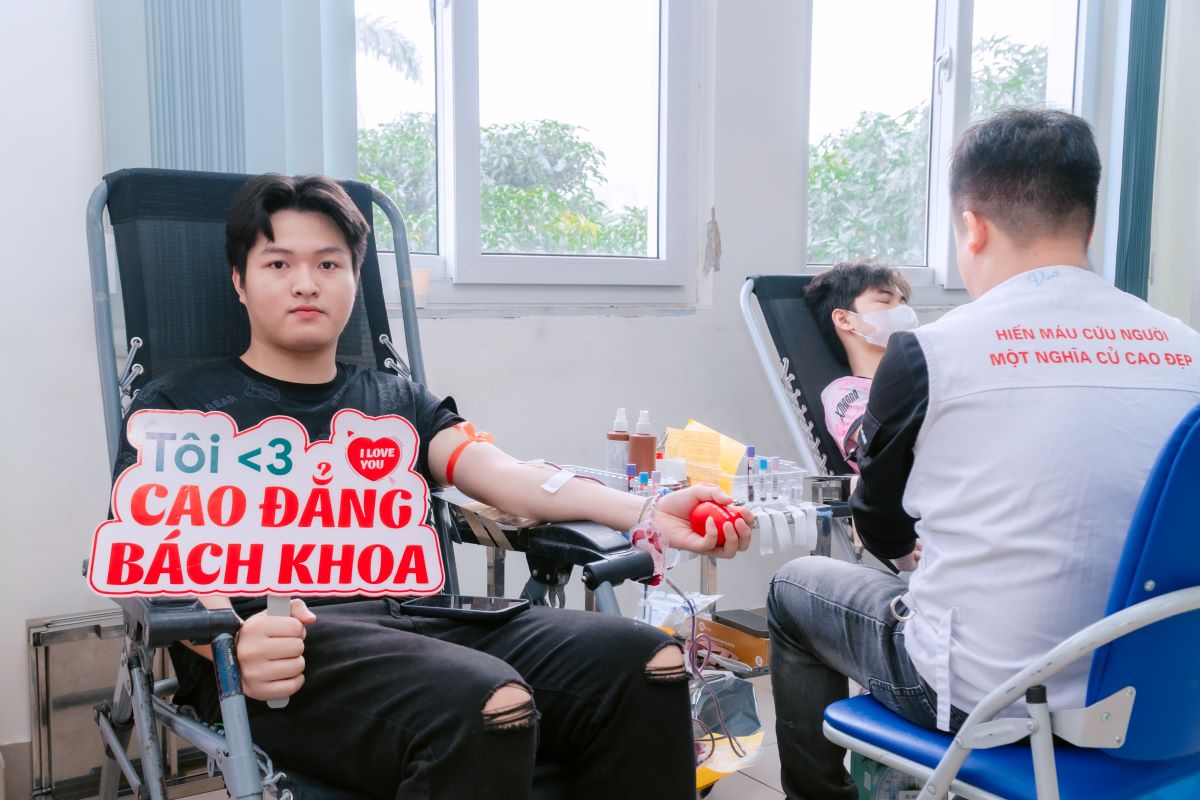 Sinh viên Cao đẳng Bách Khoa tham gia Ngày hội Hiến máu “Cầu vồng nhân ái” 2025 Sinh viên Cao đẳng Bách Khoa tham gia Ngày hội Hiến máu “Cầu vồng nhân ái” 2025