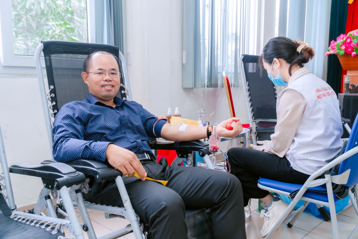 Thầy Vũ Ngọc Anh - GIảng viên khoa Marketing - Thương mại điện tử trường Cao đẳng Bách Khoa tham gia ngày hội hiến máu Thầy Vũ Ngọc Anh - GIảng viên khoa Marketing - Thương mại điện tử trường Cao đẳng Bách Khoa tham gia ngày hội hiến máu