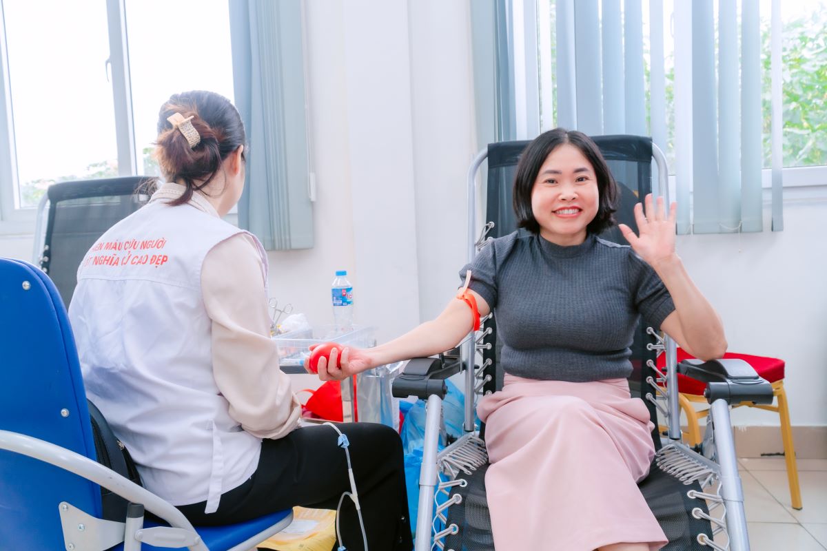 Đồng chí Lại Thị Thúy Minh - Bí thư chi bộ Trường Cao đẳng Bách Khoa tham gia ngày hội hiến máu Đồng chí Lại Thị Thúy Minh - Bí thư chi bộ Trường Cao đẳng Bách Khoa tham gia ngày hội hiến máu