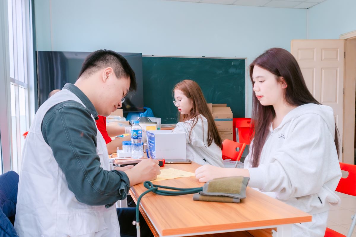 Ngày hội Hiến máu “Cầu vồng nhân ái” 2025 tại Cao đẳng Bách Khoa