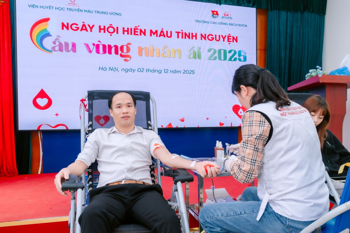 Ngày hội Hiến máu “Cầu vồng nhân ái” 2025 tại Cao đẳng Bách Khoa