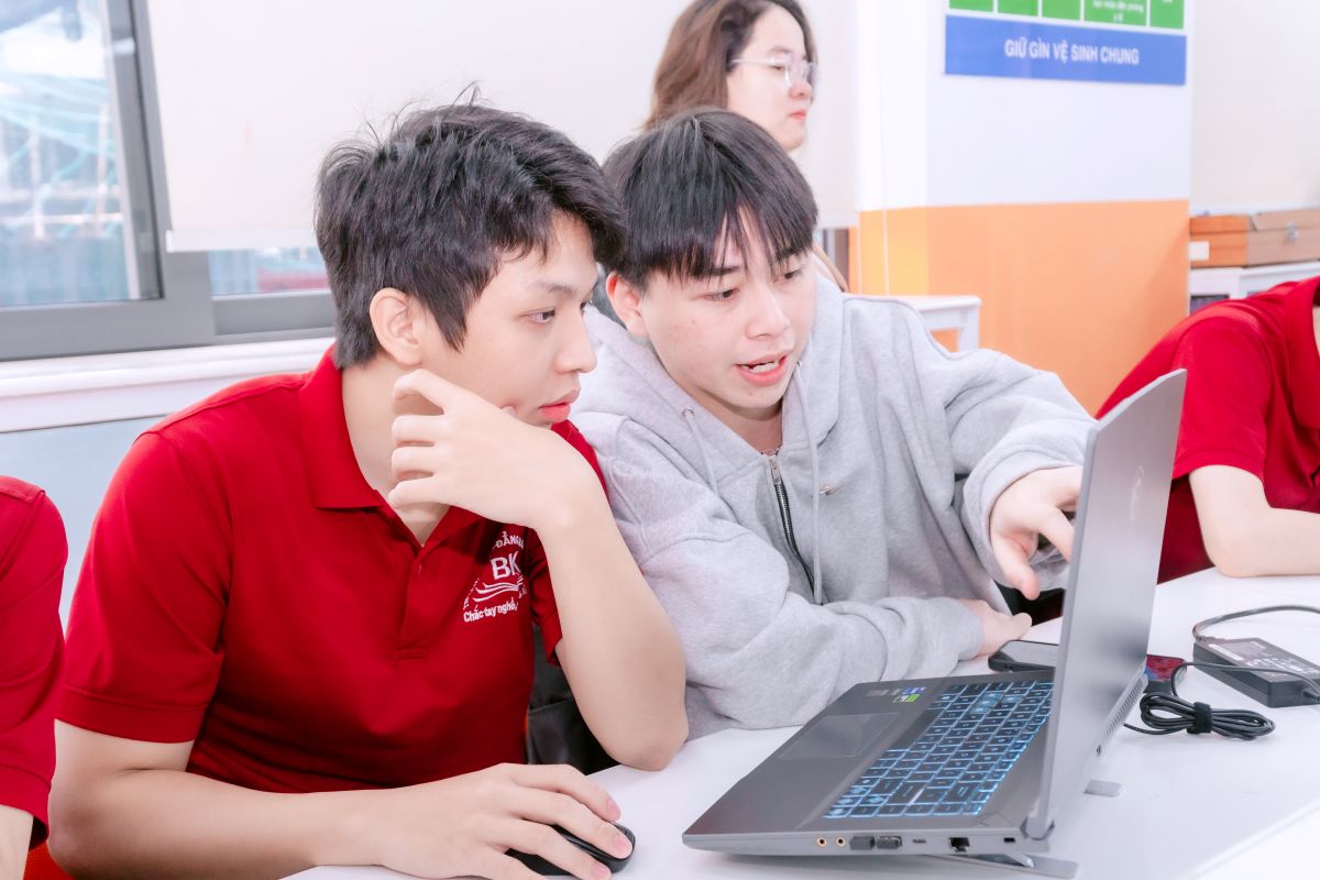 Nhóm sinh viên CLB Điện tử thông minh - Cao đẳng Bách Khoa tích cực trao đổi và thảo luận