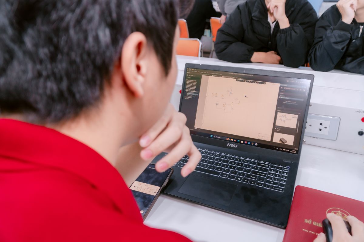 Sự nghiêm túc và tinh thần quyết tâm của sinh viên Cao đẳng Bách Khoa được thể hiện qua từng bản thiết kế