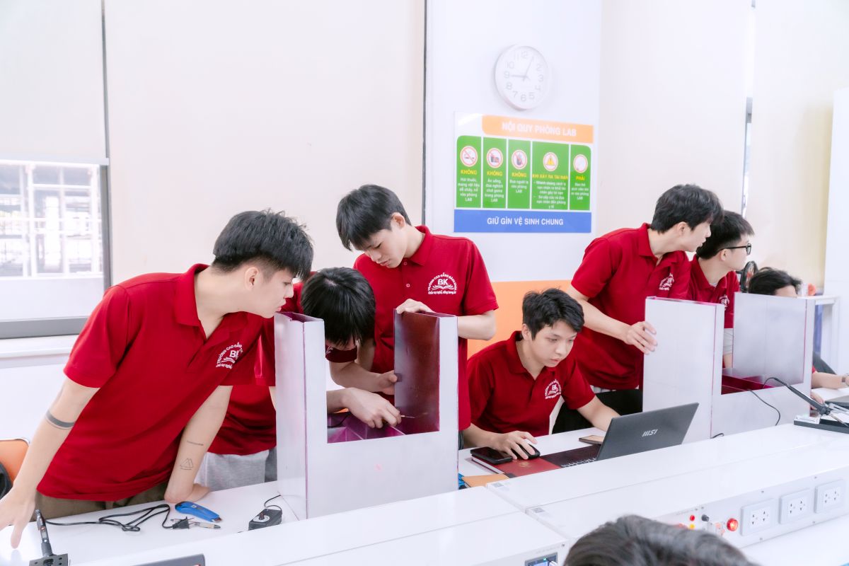 Nhóm sinh viên trường Cao đẳng Bách Khoa tiến hành lắp ráp mạch