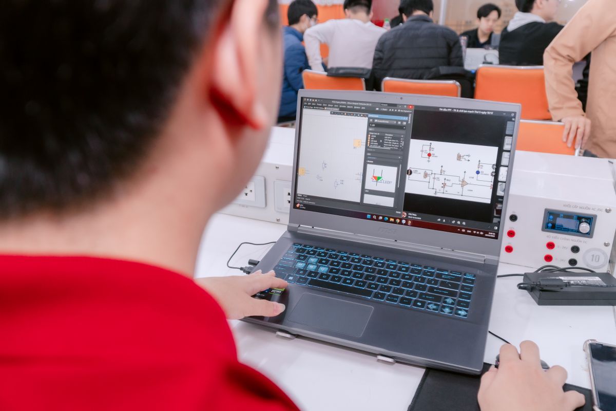 Sự nghiêm túc và tinh thần quyết tâm của sinh viên Cao đẳng Bách Khoa được thể hiện qua từng bản thiết kế