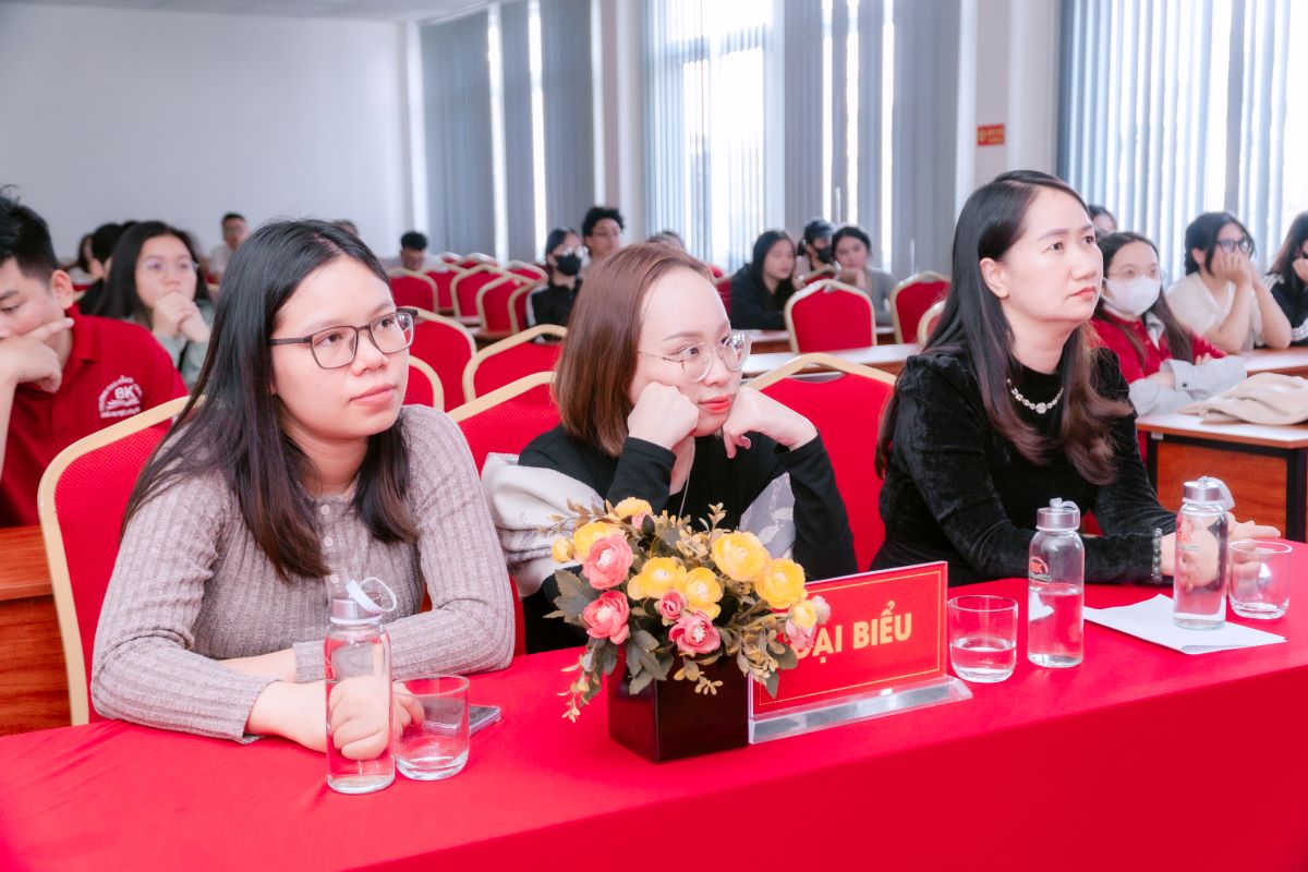 Giảng viên tham gia hoạt động xem phim Mưa đỏ Sinh viên Cao đẳng Bách Khoa xúc động khi xem phim Mưa đỏ