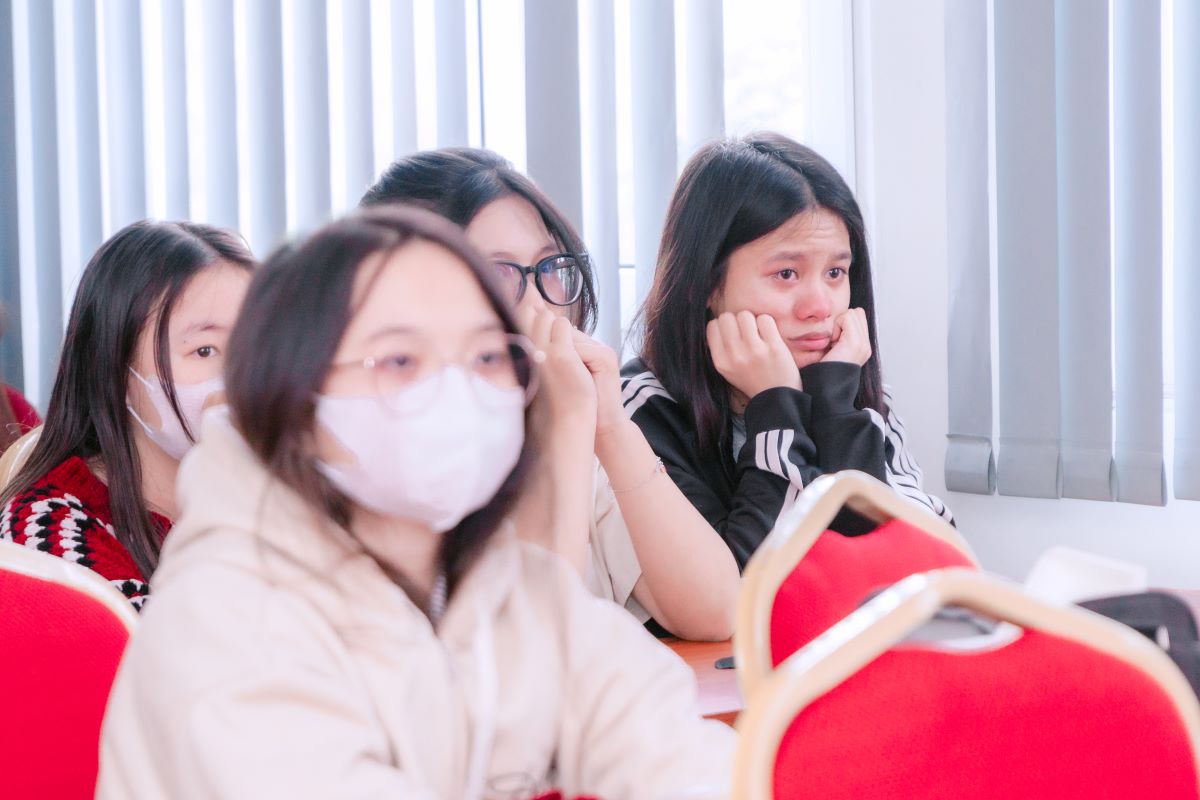 Sinh viên Cao đẳng Bách Khoa xúc động khi xem phim Mưa đỏ Sinh viên Cao đẳng Bách Khoa xúc động khi xem phim Mưa đỏ