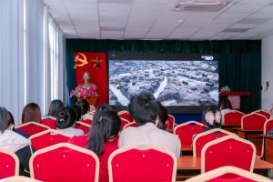 Sinh viên Cao đẳng Bách Khoa xúc động khi xem phim Mưa đỏ