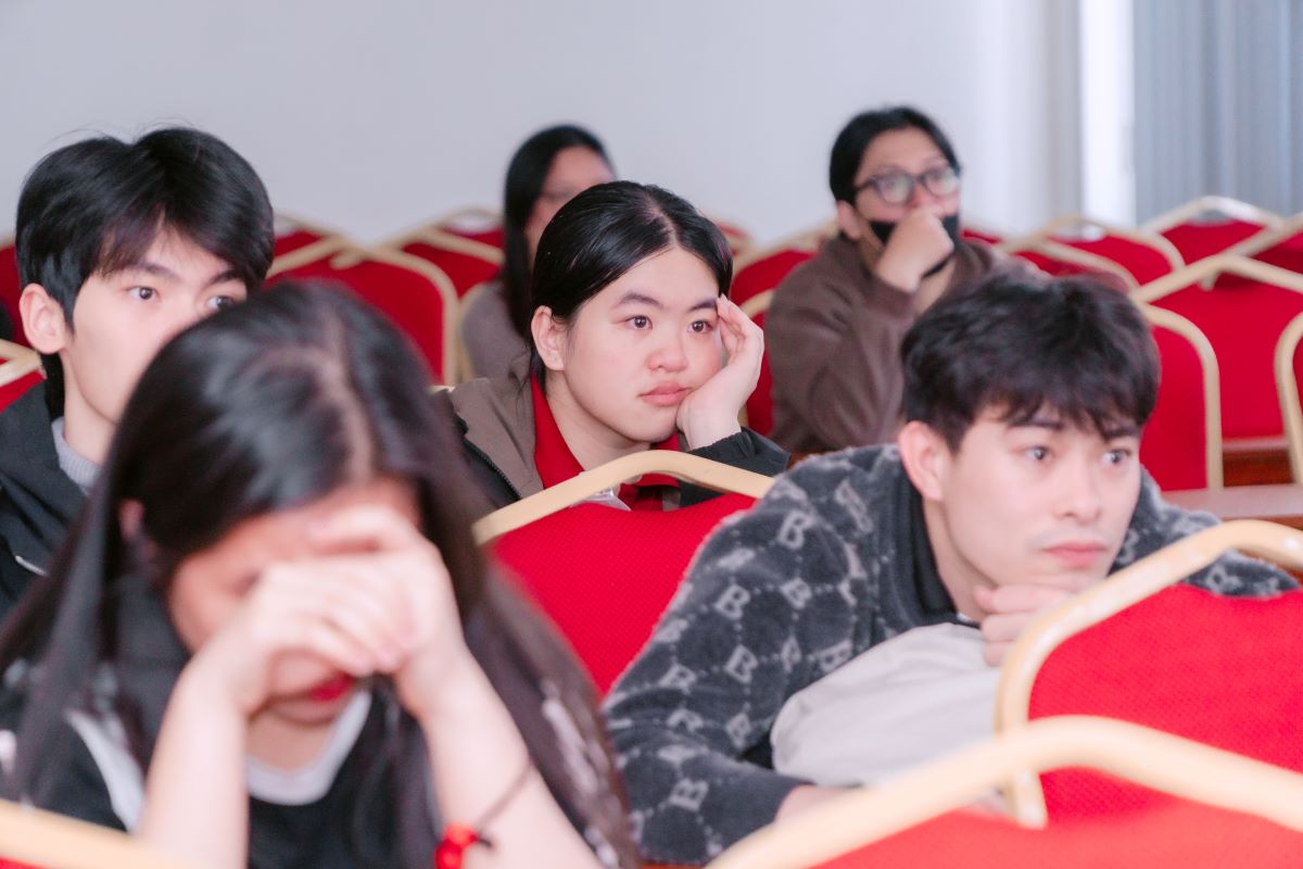 Sinh viên Cao đẳng Bách Khoa xúc động khi xem phim Mưa đỏ Sinh viên Cao đẳng Bách Khoa xúc động khi xem phim Mưa đỏ